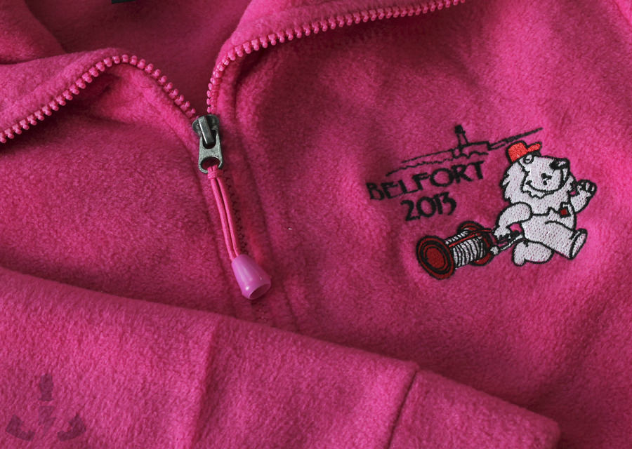 Forro-polar personalizado con bordado