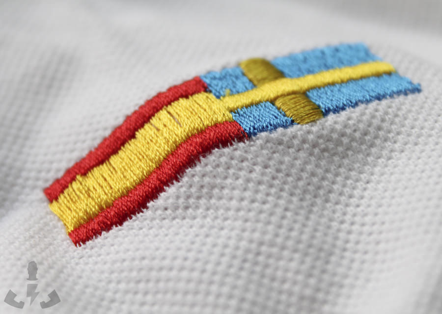Detalle bordado textil en polo