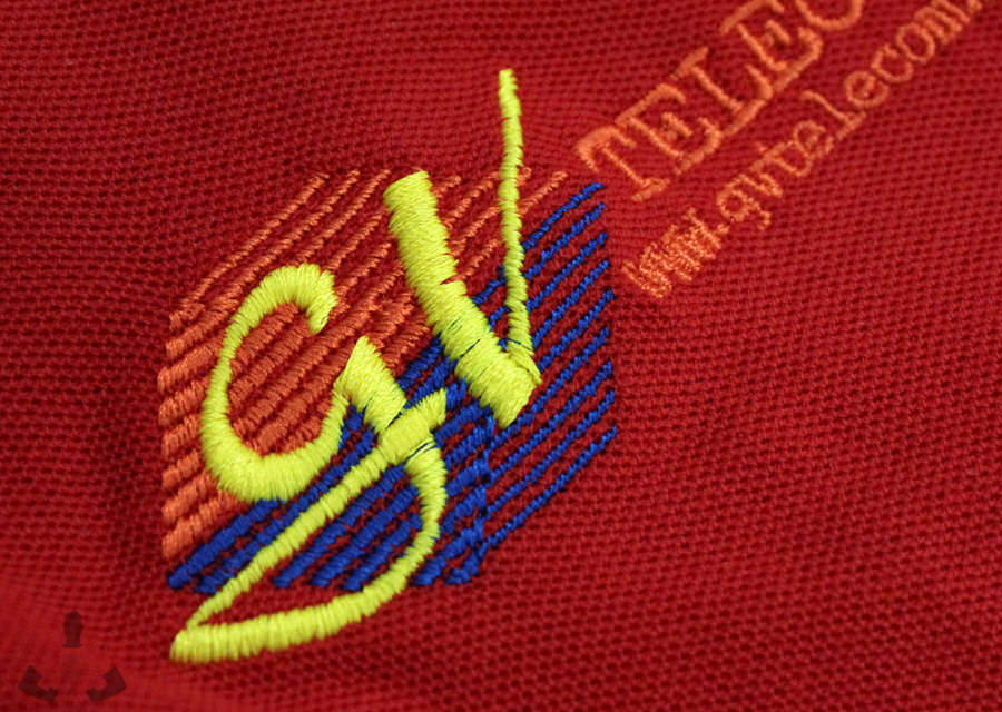 Logotipo bordado en polo