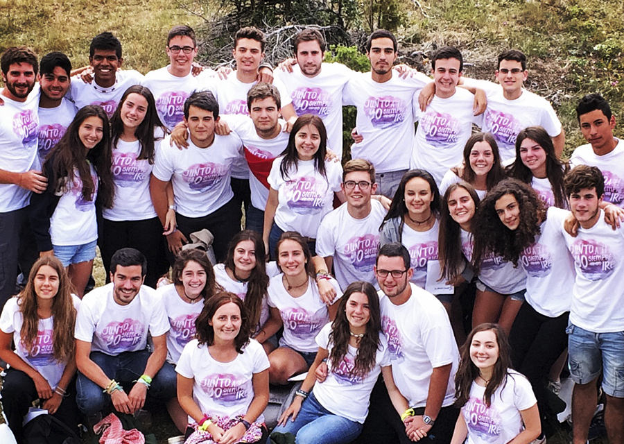 Foto de grupo con sus camisetas personalizadas